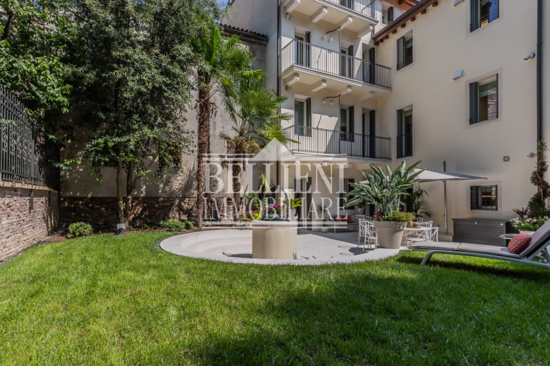 CENTRO STORICO - In una delle vie più eleganti di Vicenza proponiamo in vendita un prestigioso pa...