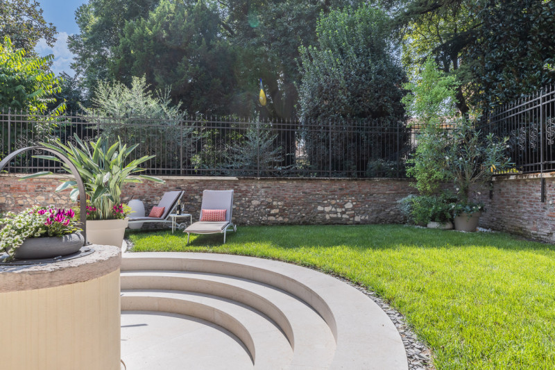 CENTRO STORICO - In una delle vie più eleganti di Vicenza proponiamo in vendita un prestigioso pa...