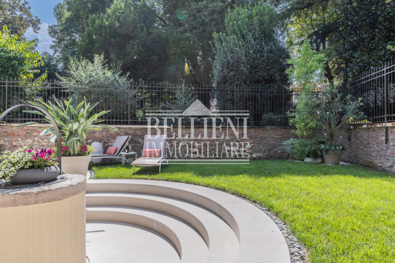 CENTRO STORICO - In una delle vie più eleganti di Vicenza proponiamo in vendita un prestigioso pa...