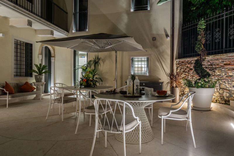 CENTRO STORICO - In una delle vie più eleganti di Vicenza proponiamo in vendita un prestigioso pa...