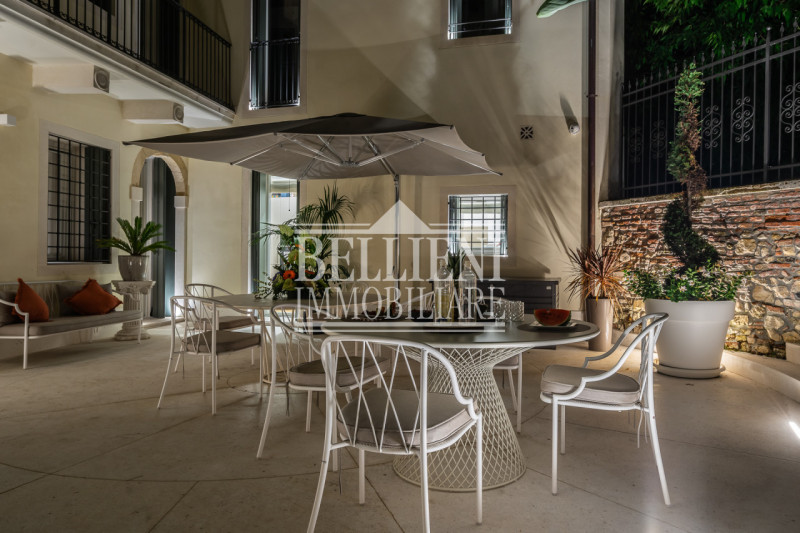 CENTRO STORICO - In una delle vie più eleganti di Vicenza proponiamo in vendita un prestigioso pa...
