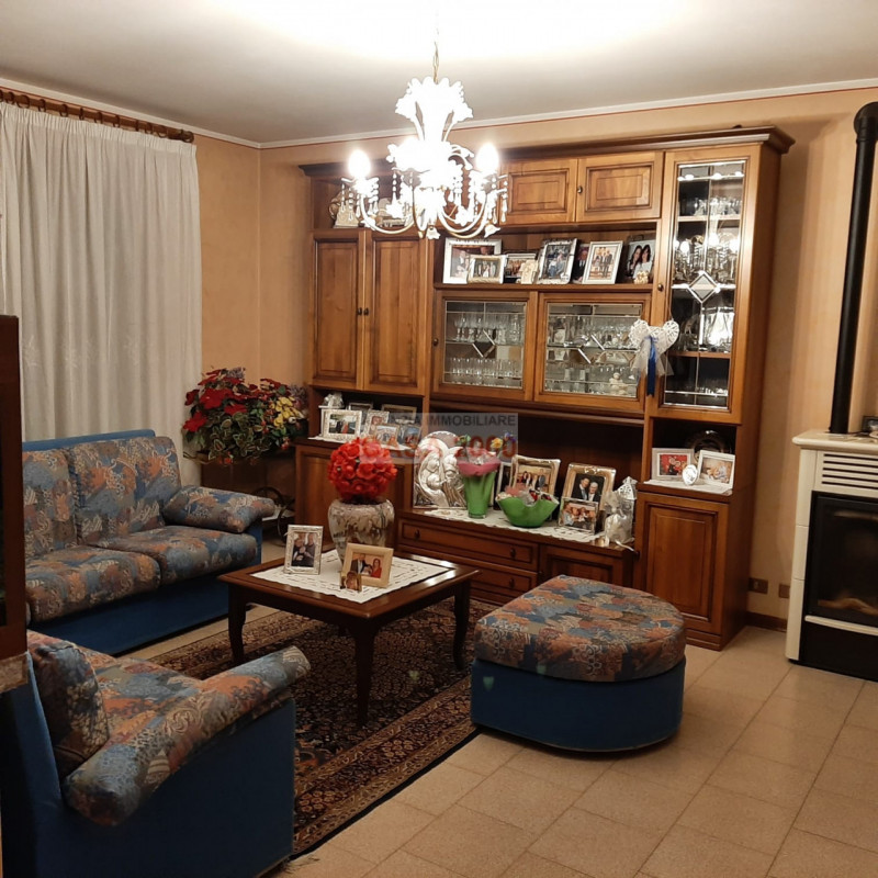 – ABITAZIONE
Piombino Dese (PD) – Zona industriale

Villetta singola indipendente con ampio terre...