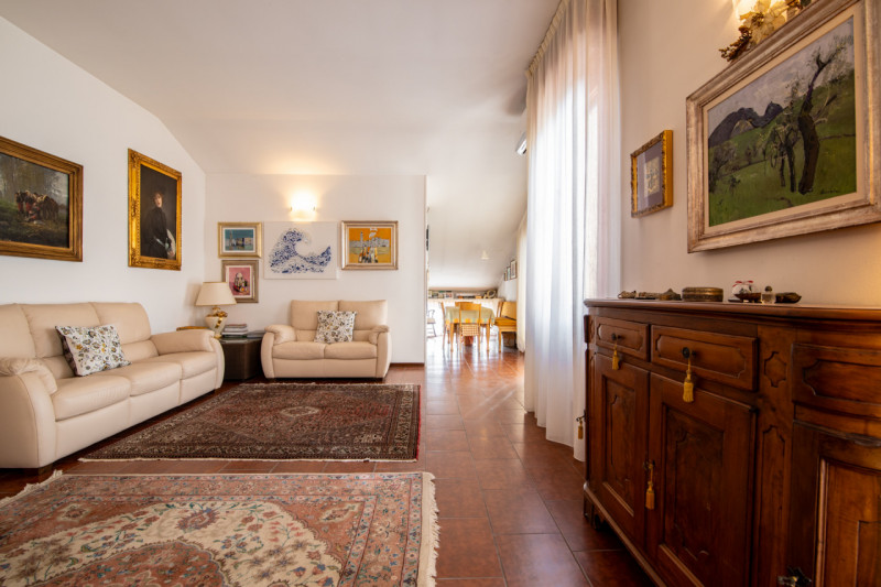 Zona centrale e molto servita, luminoso attico mansardato sviluppato su unico livello al piano qu...