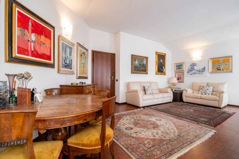 Zona centrale e molto servita, luminoso attico mansardato sviluppato su unico livello al piano qu...