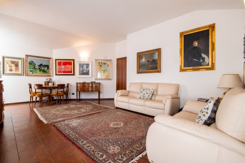 Zona centrale e molto servita, luminoso attico mansardato sviluppato su unico livello al piano qu...