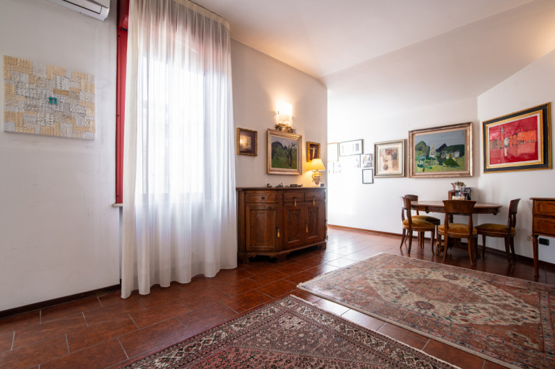 Zona centrale e molto servita, luminoso attico mansardato sviluppato su unico livello al piano qu...