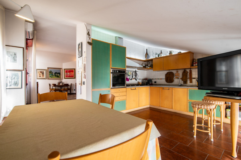 Zona centrale e molto servita, luminoso attico mansardato sviluppato su unico livello al piano qu...