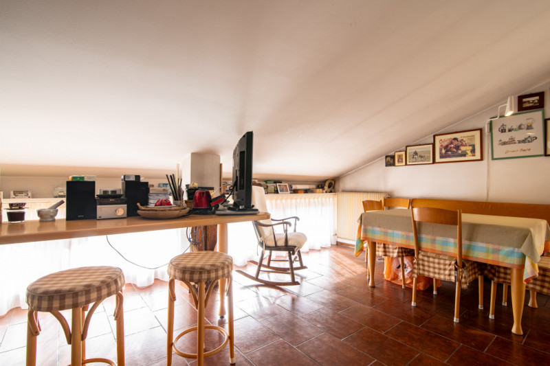 Zona centrale e molto servita, luminoso attico mansardato sviluppato su unico livello al piano qu...