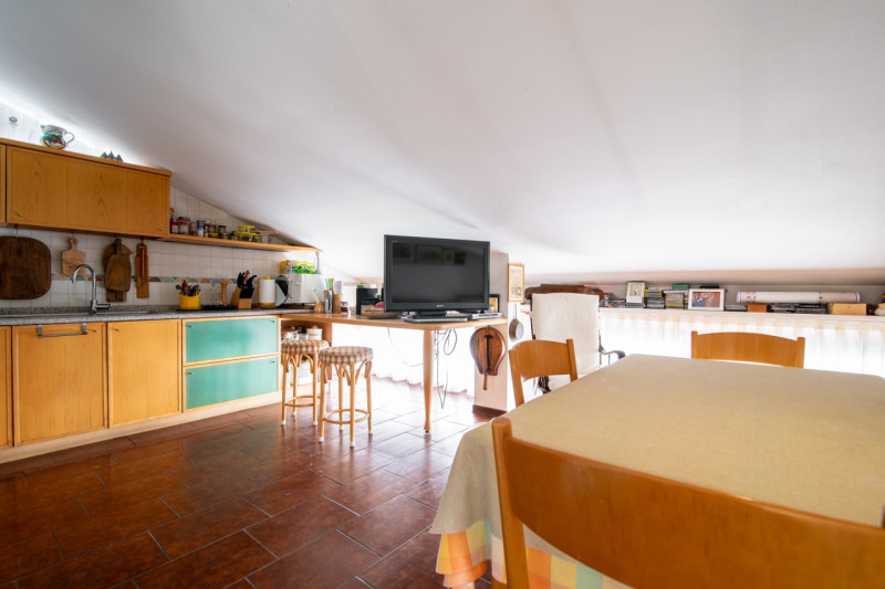 Zona centrale e molto servita, luminoso attico mansardato sviluppato su unico livello al piano qu...