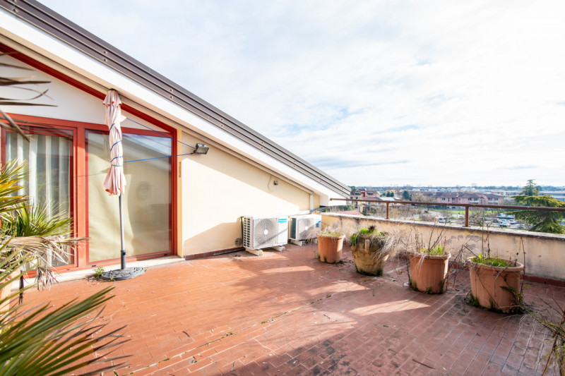 Zona centrale e molto servita, luminoso attico mansardato sviluppato su unico livello al piano qu...