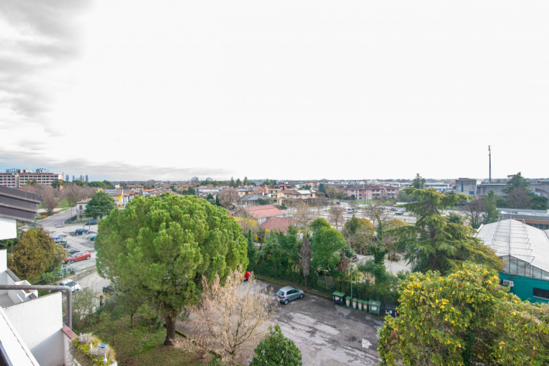 Zona centrale e molto servita, luminoso attico mansardato sviluppato su unico livello al piano qu...