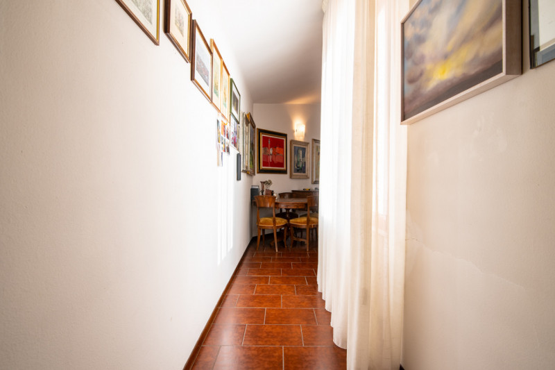 Zona centrale e molto servita, luminoso attico mansardato sviluppato su unico livello al piano qu...