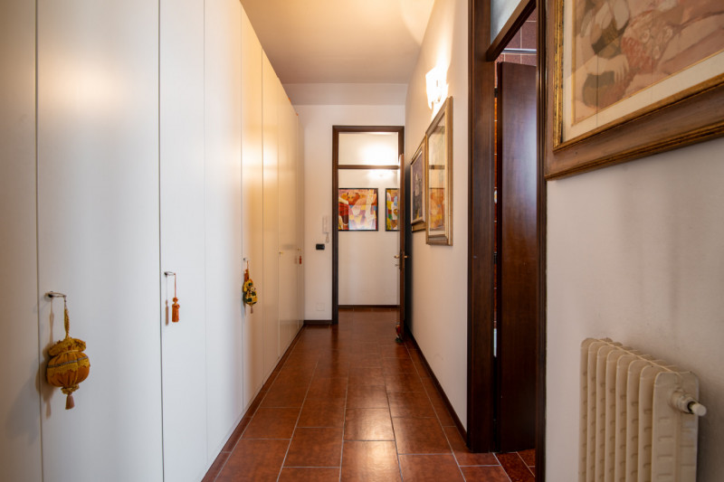 Zona centrale e molto servita, luminoso attico mansardato sviluppato su unico livello al piano qu...