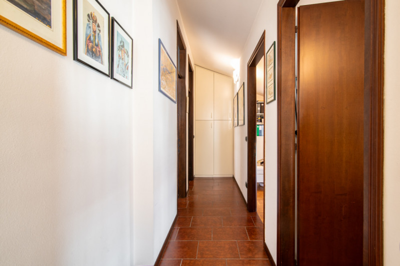 Zona centrale e molto servita, luminoso attico mansardato sviluppato su unico livello al piano qu...