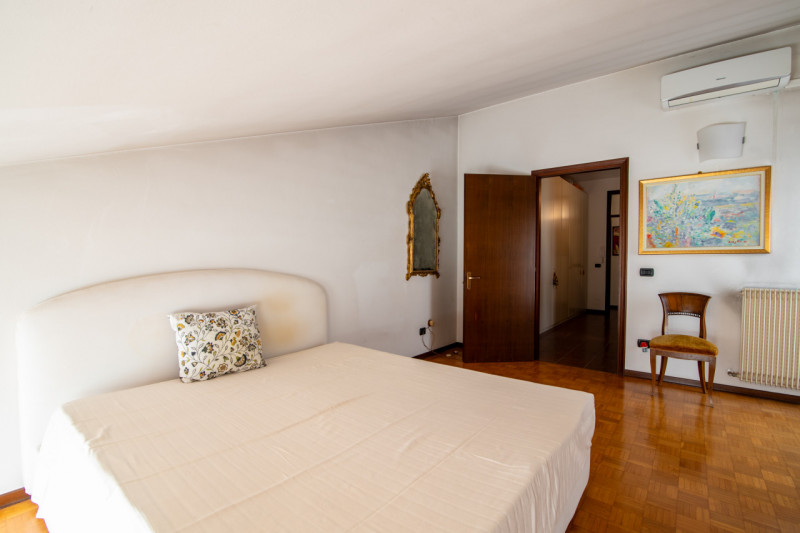 Zona centrale e molto servita, luminoso attico mansardato sviluppato su unico livello al piano qu...