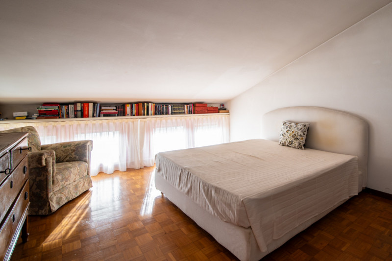 Zona centrale e molto servita, luminoso attico mansardato sviluppato su unico livello al piano qu...