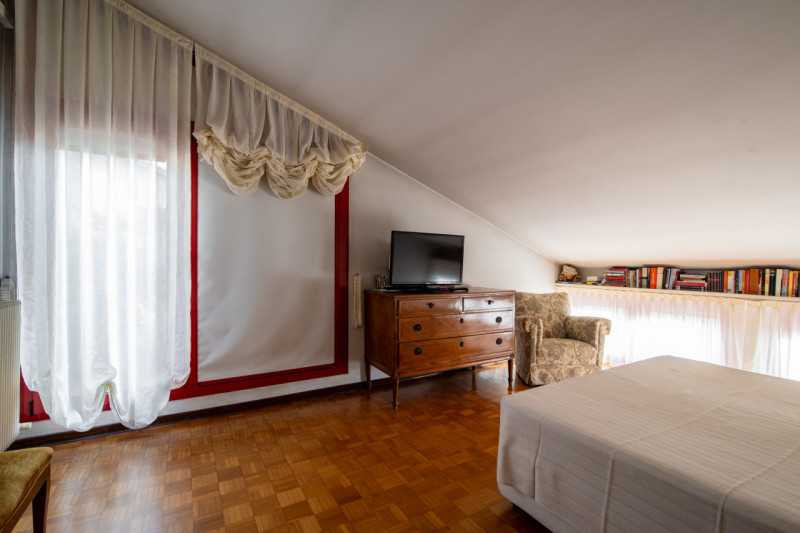 Zona centrale e molto servita, luminoso attico mansardato sviluppato su unico livello al piano qu...