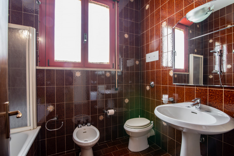 Zona centrale e molto servita, luminoso attico mansardato sviluppato su unico livello al piano qu...