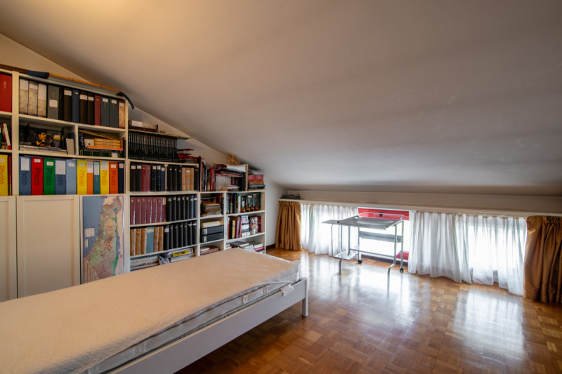 Zona centrale e molto servita, luminoso attico mansardato sviluppato su unico livello al piano qu...