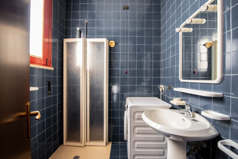 Zona centrale e molto servita, luminoso attico mansardato sviluppato su unico livello al piano qu...