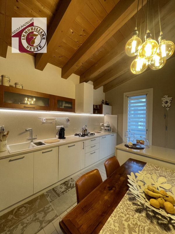 Vendesi BOLZANO VICENTINO CENTRO PORZIONE DI VILLETTA A SCHIERA, anno di costruzione 2015, all'in...