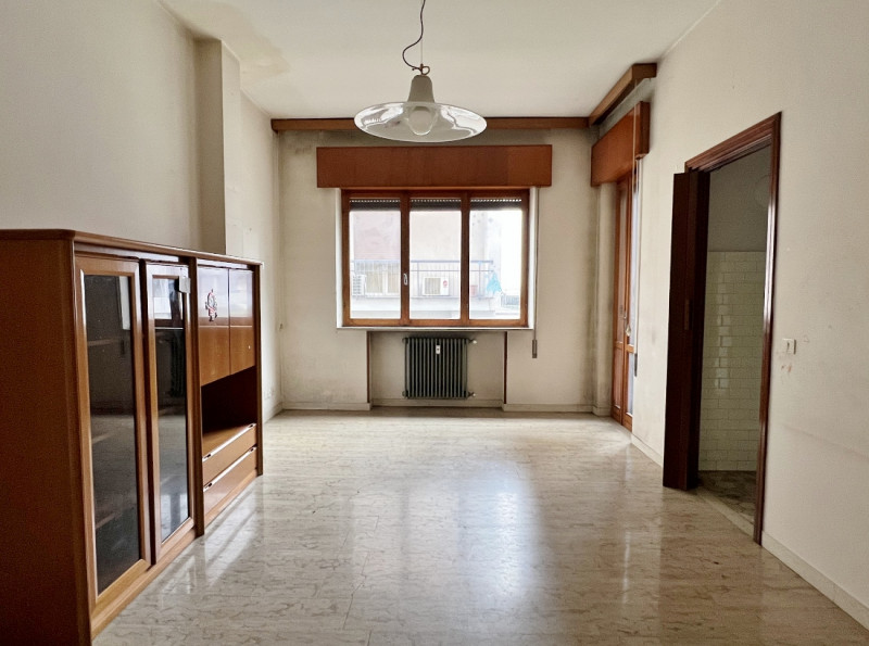 VENDESI BICAMERE CON GARAGE NEL CUORE DEL QUARTIERE DI S.BERTILLA - Rif. 8344
In un buon contesto...