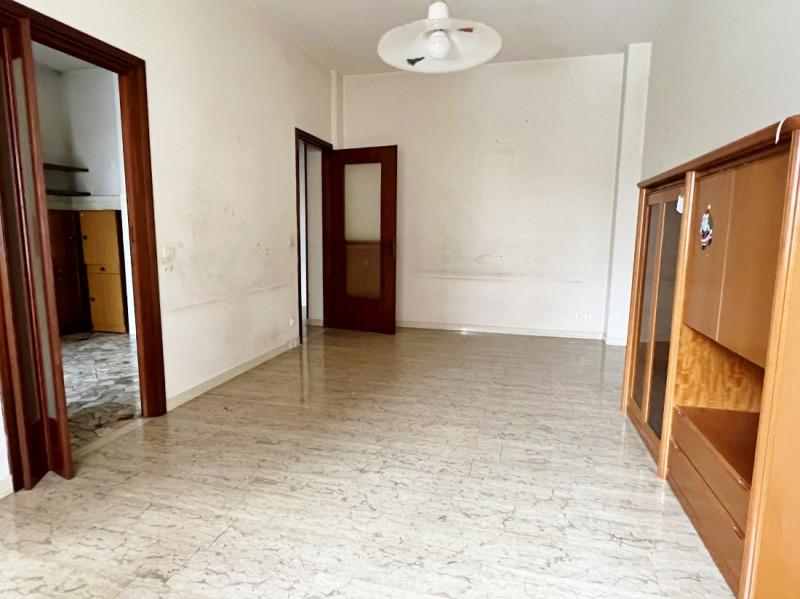 VENDESI BICAMERE CON GARAGE NEL CUORE DEL QUARTIERE DI S.BERTILLA - Rif. 8344
In un buon contesto...