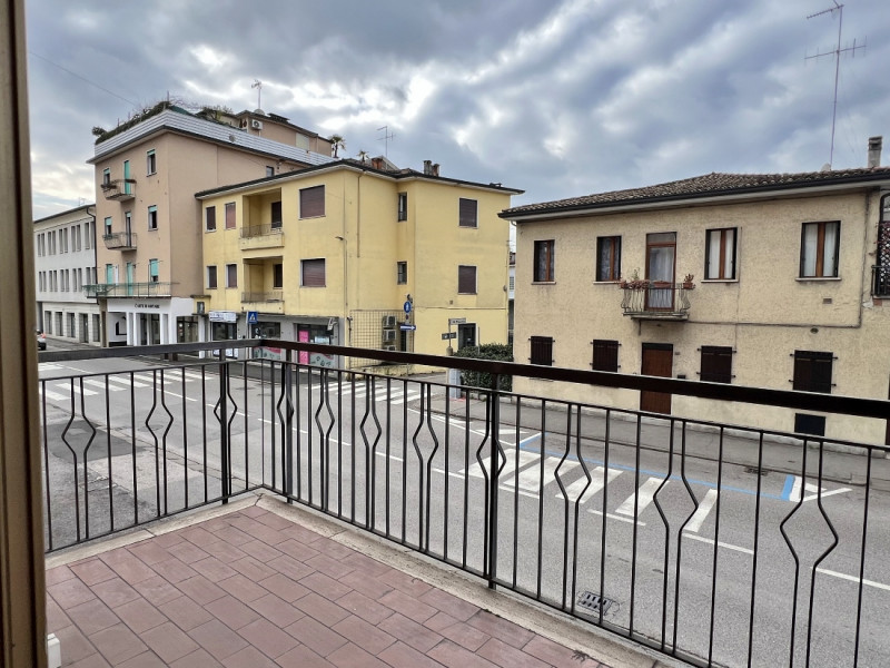 VENDESI BICAMERE CON GARAGE NEL CUORE DEL QUARTIERE DI S.BERTILLA - Rif. 8344
In un buon contesto...