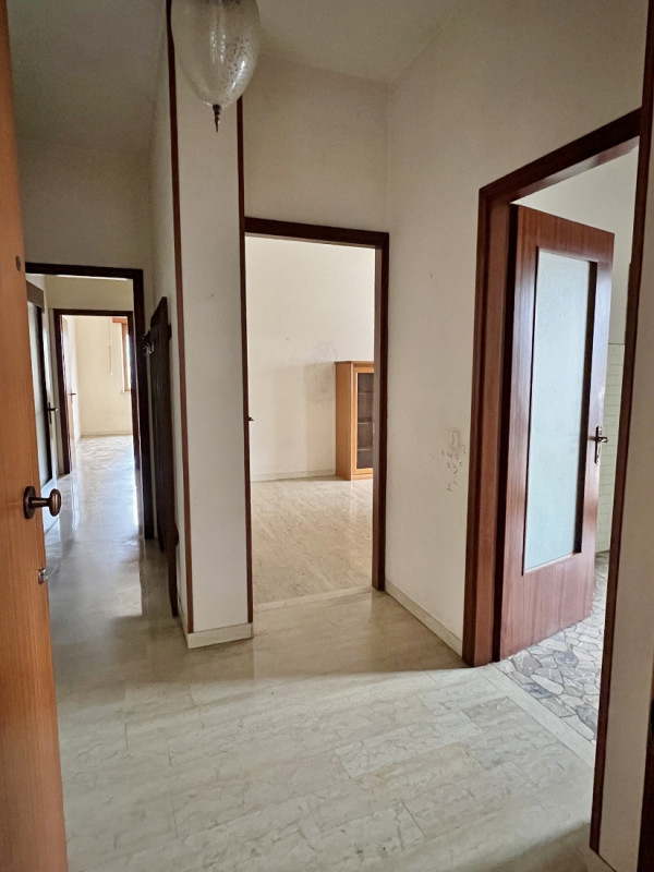 VENDESI BICAMERE CON GARAGE NEL CUORE DEL QUARTIERE DI S.BERTILLA - Rif. 8344
In un buon contesto...