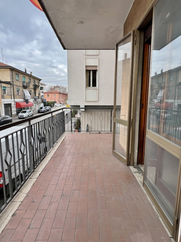 VENDESI BICAMERE CON GARAGE NEL CUORE DEL QUARTIERE DI S.BERTILLA - Rif. 8344
In un buon contesto...