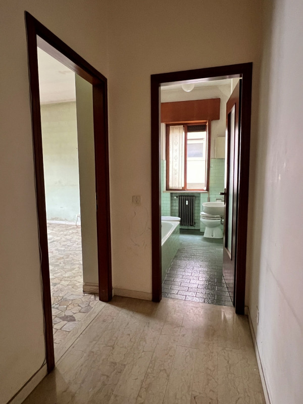 VENDESI BICAMERE CON GARAGE NEL CUORE DEL QUARTIERE DI S.BERTILLA - Rif. 8344
In un buon contesto...