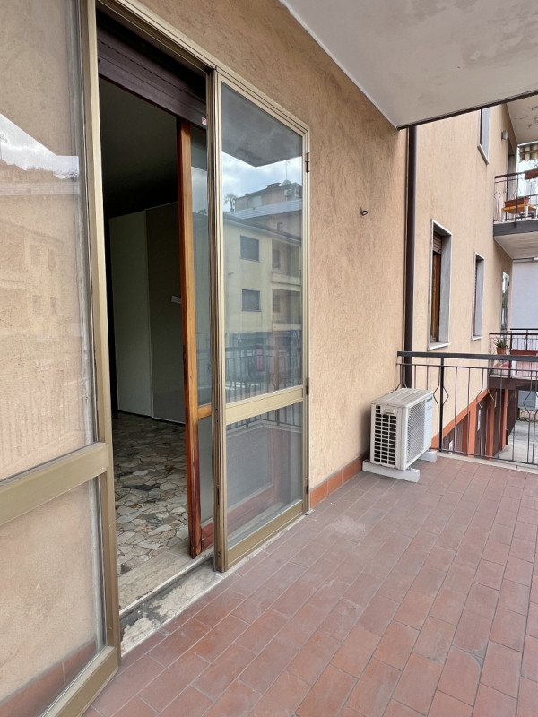 VENDESI BICAMERE CON GARAGE NEL CUORE DEL QUARTIERE DI S.BERTILLA - Rif. 8344
In un buon contesto...