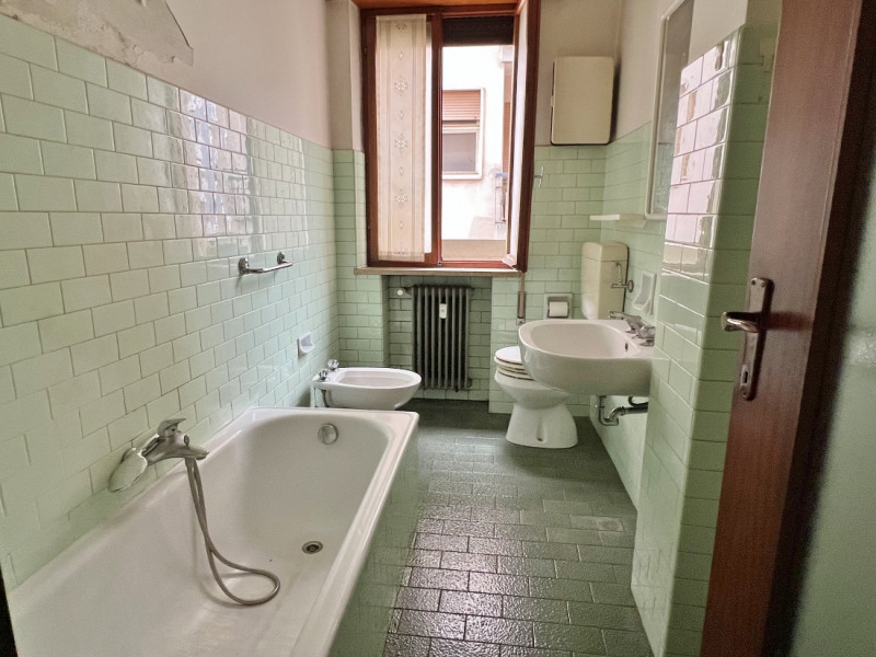 VENDESI BICAMERE CON GARAGE NEL CUORE DEL QUARTIERE DI S.BERTILLA - Rif. 8344
In un buon contesto...