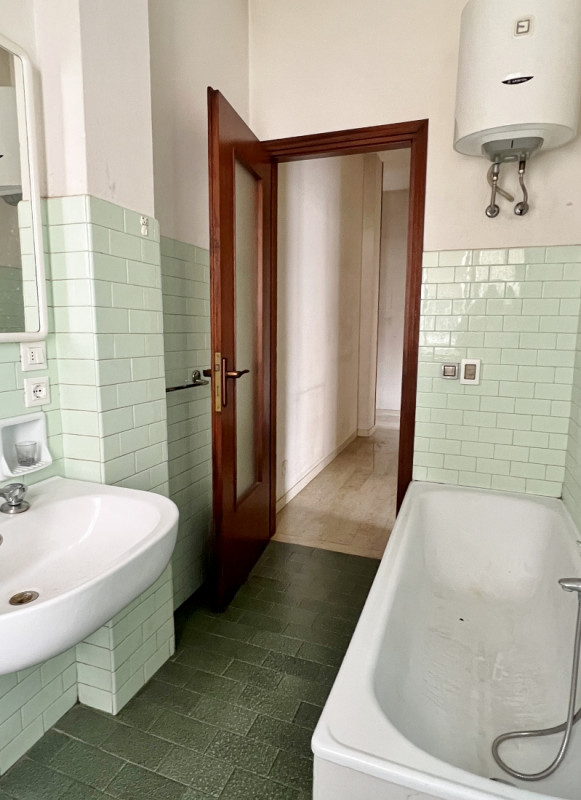 VENDESI BICAMERE CON GARAGE NEL CUORE DEL QUARTIERE DI S.BERTILLA - Rif. 8344
In un buon contesto...