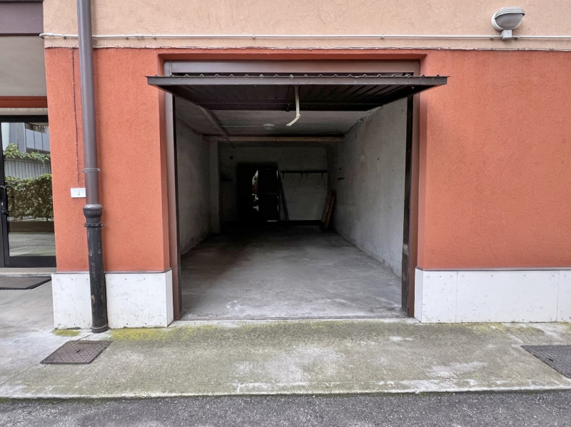 VENDESI BICAMERE CON GARAGE NEL CUORE DEL QUARTIERE DI S.BERTILLA - Rif. 8344
In un buon contesto...
