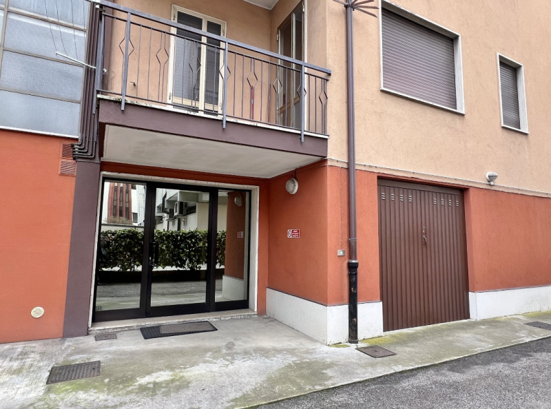 VENDESI BICAMERE CON GARAGE NEL CUORE DEL QUARTIERE DI S.BERTILLA - Rif. 8344
In un buon contesto...