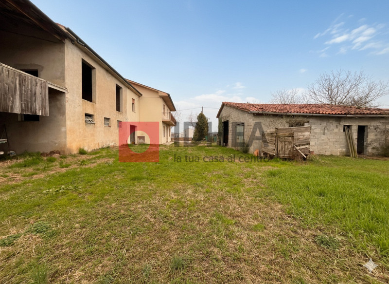 RONCADE 
RIFERIMENTO "URA2"

In tranquilla zona residenziale, a due passi dal centro di Roncade, ...