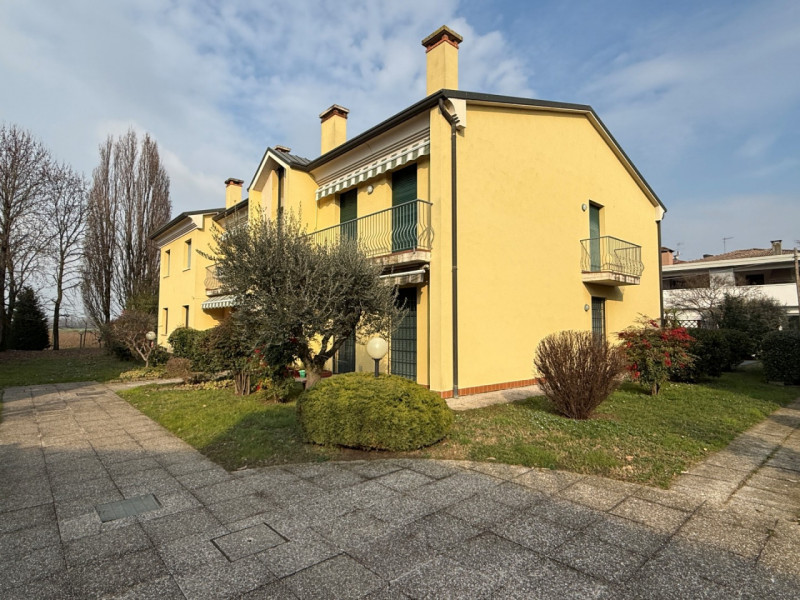 BICAMERE BI-SERVIZI CON GIARDINO ESCLUSIVO, CANTINA E GARAGE DOPPIO. EURO 149.000. CODICE 4598. P...