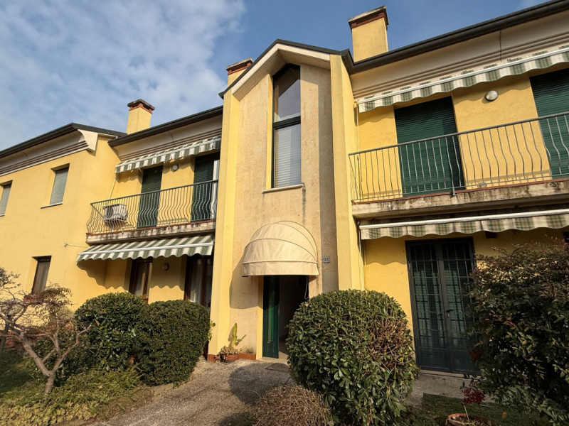 BICAMERE BI-SERVIZI CON GIARDINO ESCLUSIVO, CANTINA E GARAGE DOPPIO. EURO 149.000. CODICE 4598. P...