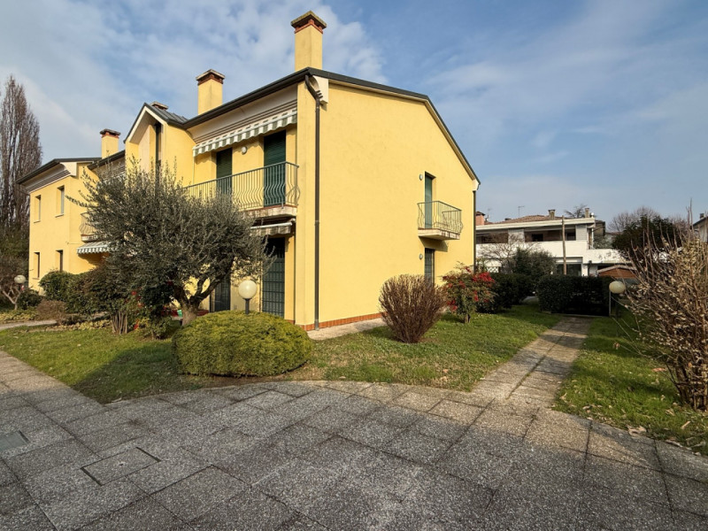 BICAMERE BI-SERVIZI CON GIARDINO ESCLUSIVO, CANTINA E GARAGE DOPPIO. EURO 149.000. CODICE 4598. P...