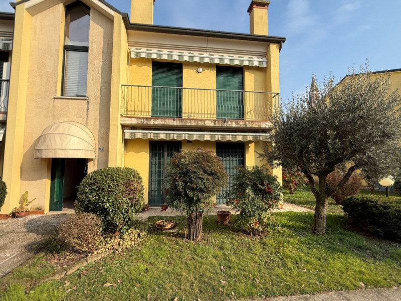 BICAMERE BI-SERVIZI CON GIARDINO ESCLUSIVO, CANTINA E GARAGE DOPPIO. EURO 149.000. CODICE 4598. P...