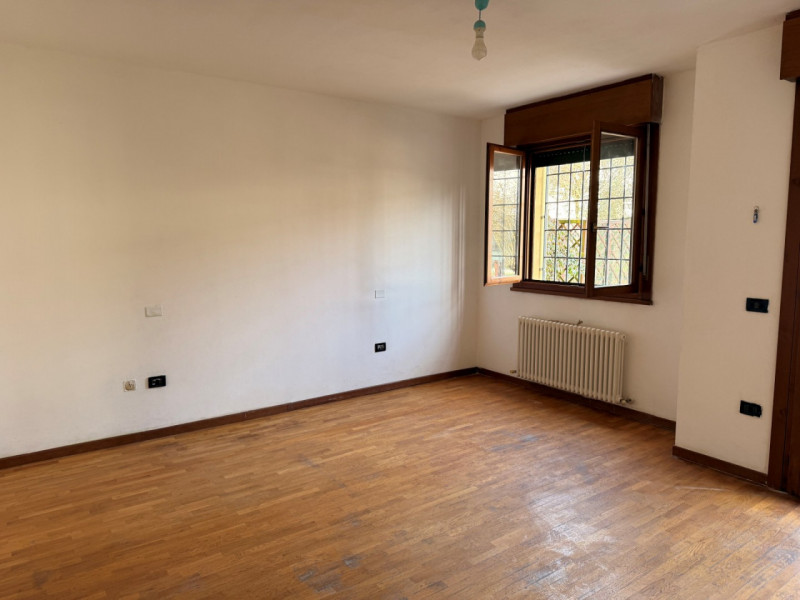 BICAMERE BI-SERVIZI CON GIARDINO ESCLUSIVO, CANTINA E GARAGE DOPPIO. EURO 149.000. CODICE 4598. P...