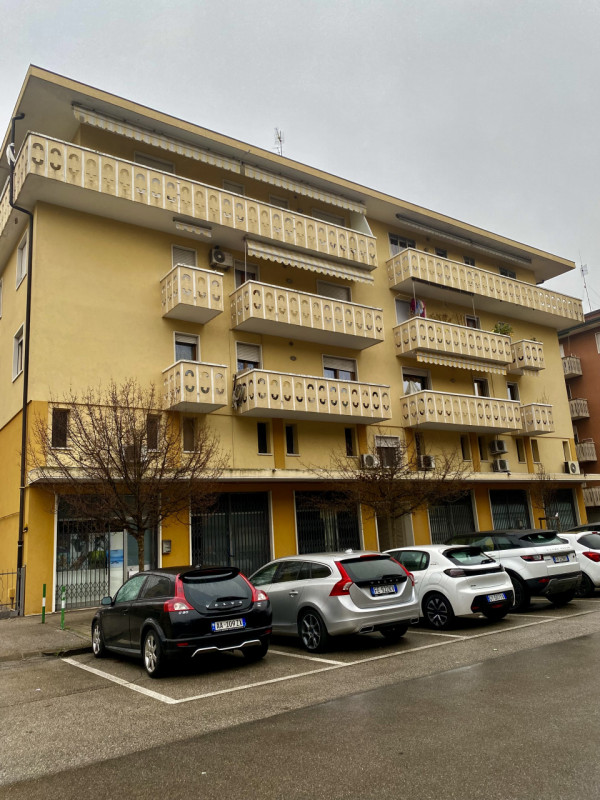 Nel cuore del quartiere San Carlo, una delle zone più apprezzate e servite di Padova, proponiamo ...