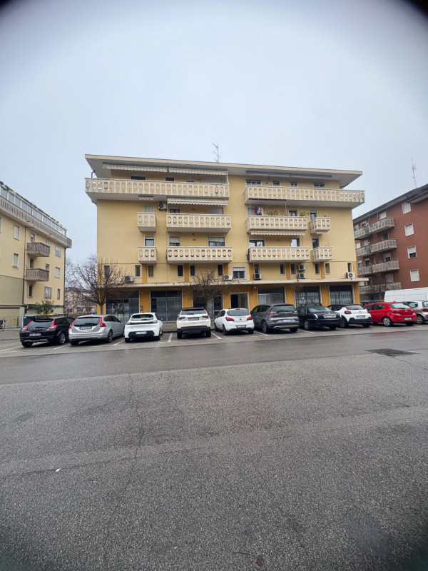 Nel cuore del quartiere San Carlo, una delle zone più apprezzate e servite di Padova, proponiamo ...