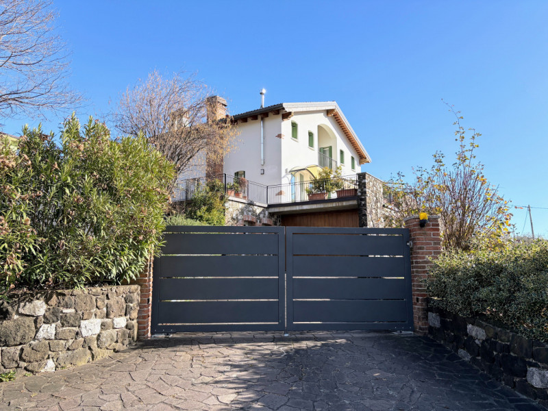 CARRE' - Villa Indipendente con ampio giardino € 445.000,00

Trattativa Unica immobiliare, via Pr...