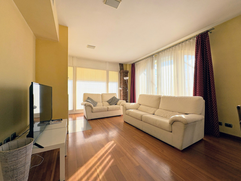 CARRE' - Villa Indipendente con ampio giardino € 445.000,00

Trattativa Unica immobiliare, via Pr...