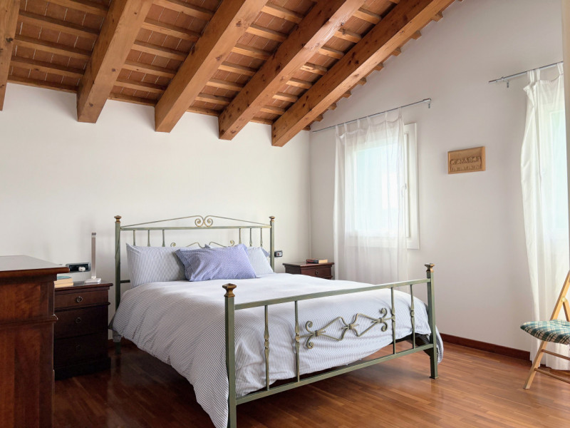 CARRE' - Villa Indipendente con ampio giardino € 445.000,00

Trattativa Unica immobiliare, via Pr...