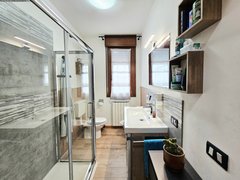 A Stanghella, in una zona tranquilla che porta anche alla vicina Solesino, proponiamo in vendita ...