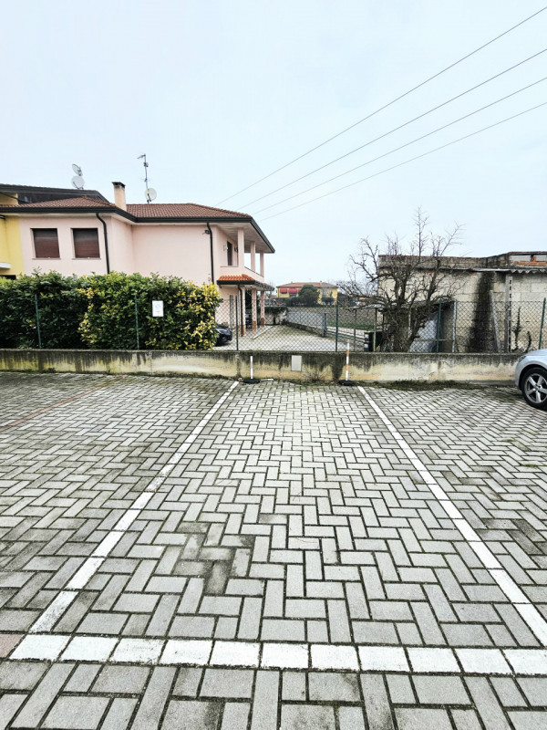 A Stanghella, in una zona tranquilla che porta anche alla vicina Solesino, proponiamo in vendita ...