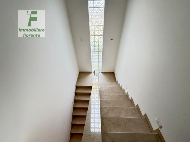 IN ZONA CENTRALE...COMODA AI SERVIZI...LIBERA SUBITO...SIGNORILE CASA SINGOLA SU 3 LIVELLI DI MQ ...